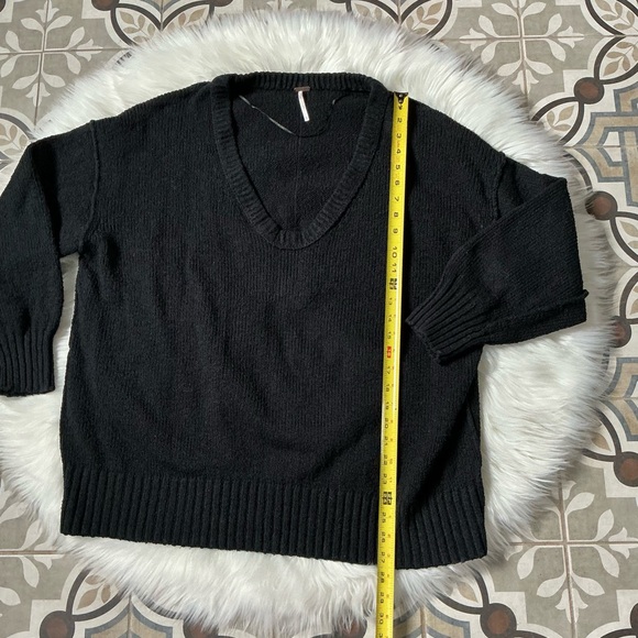 Free People Oversized Scoop Neck Sweater Size Large - Picture 5 of 6